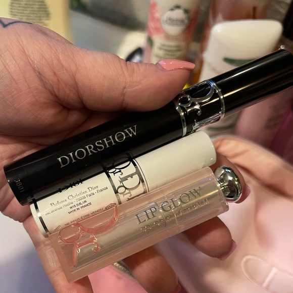 Dior super soft velour makeup bag. Brand new, includes regular size makeup - Picture 5 of 6